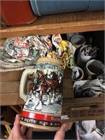CRATE W/COLLECTOR MUGS