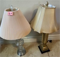 V - LOT OF 2 TABLE LAMPS W/ SHADES (D8)