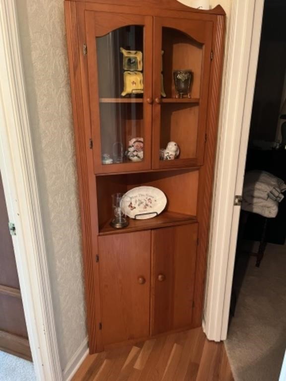 Corner cabinet