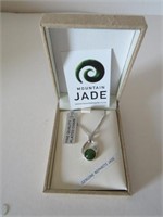 FINE QUALITY PLATED NECKLACE WITH JADE PENDANT