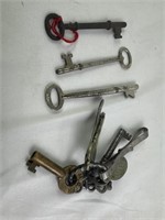 Assorted lot of antique keys