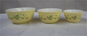 Three Pyrex graduating bowls, 2.5 L, 1.5 L and