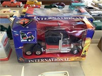 1:32 International Truck in Box-rip on box