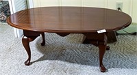 Very fine oval Coffee table