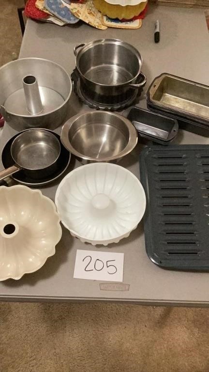 Miscellaneous kitchen cookware, including roaster