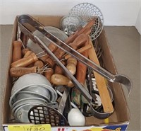 Assorted Kitchen Utensil Lot including: measuring