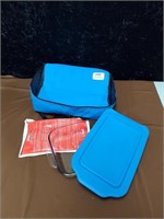 Pyrex portables carrier with ice pack and dish