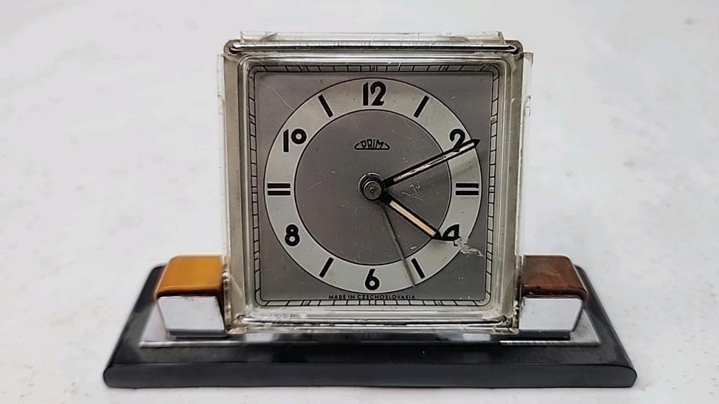 Prin Bakelite edges clock