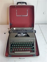 Vintage royal typewriter not tested