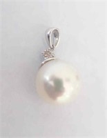 14ct white gold pearl diamond pendant