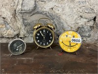 (3) VTG.WIND UP ALARM CLOCKS