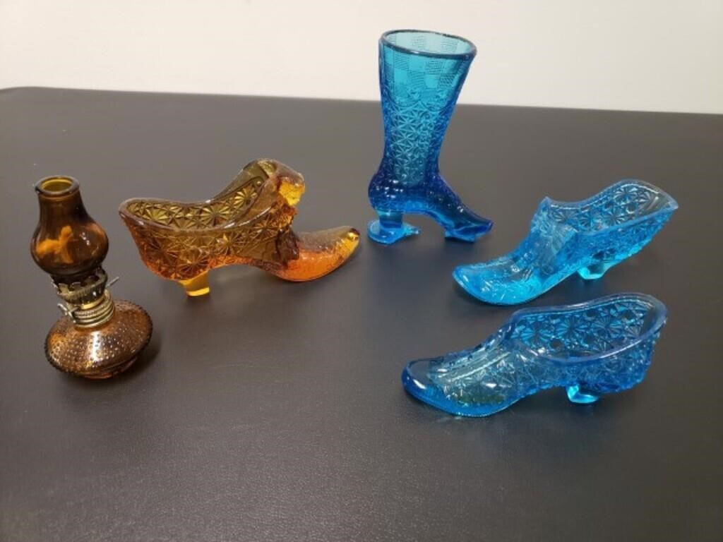 Fenton ? Glass shoes and small oil lamp
