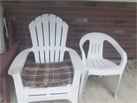 2 White Plastic Chais & Wooden 2 Seat Bench