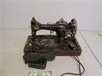 Vintage Singer Cast Iron Sewing Machine w/