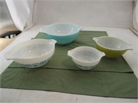 Set of 4 Pyrex Bowls