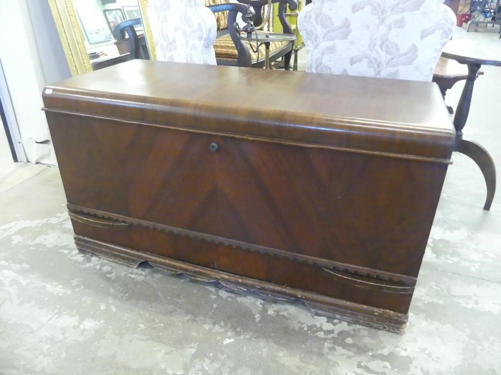 HONDERICH FURNITURE CO. CEDAR LINED CHEST