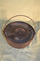 Cast iron 10 footed pot with lid and bail handle