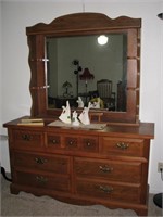 Broyhill, Wooden dresser with mirror