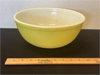 Large Vintage 4 Qt. Pyrex Yellow Bowl