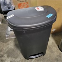 Rubbermaid 13gal step-on trash can