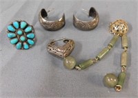 Group of jewelry including pair of earrings,
