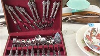 ONEIDA STAINLESS STEEL FLATWARE SET