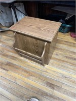 MAGAZINE END TABLE