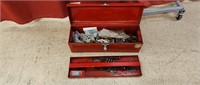 Metal Tool box. 19"x6"x7". Come with misc tool.