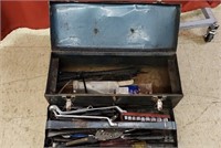 Metal Toolbox. 19"x7"x7". Come with misc tools.