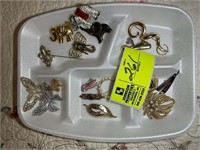 GROUP OF COSTUME JEWELRY, INCLUDING BROACHES AND P