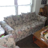 FLORAL COUCH (NEEDS VACUUMED UNDER CUSHION) 91" >>