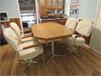 Kitchen Table w/(4) Rolling Chairs
