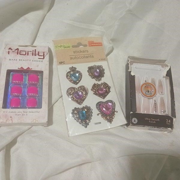 Morily and Classy set of 6pcs Nails and Earings