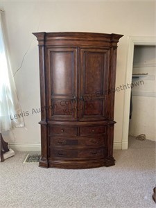 Versatile piece of furniture, can be a wardrobe