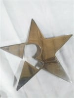 STAR SYMBOL WITH AN R METAL SIGN