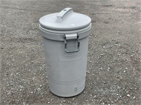 RUBBERMAID GARBAGE BIN WITH COVER