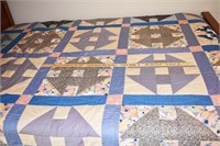 VINTAGE HAND STITCHED COUNTRY QUILT - 7'8" x 6'1"