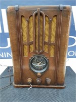 Zenith  antique  radio. tested and in good working