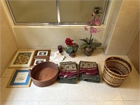 Grouping of decorative items
