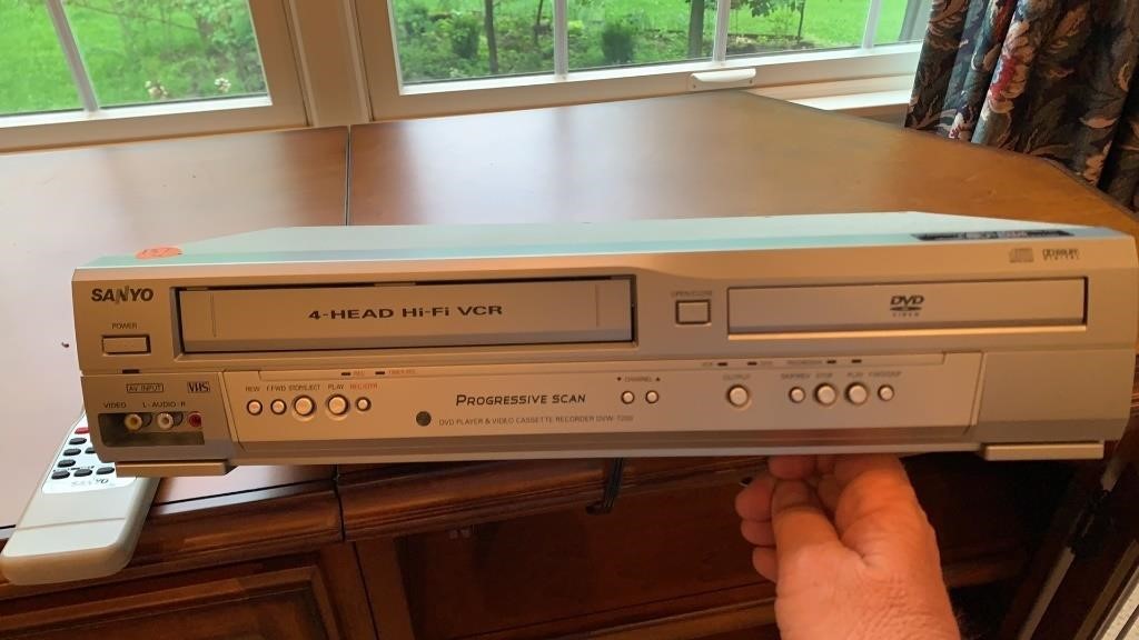 Sanyo VHS / DVD Player w/ remote