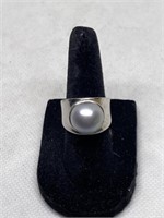 Sterling ring stamped 925 w/ pearly stone, sz 4.5