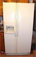 Kenmore refrigerator/freezer w/ water and ice