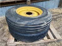 2 wheels off NH165 spreader(1 tire is bad) 11-22.5