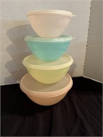 Tupperware bowls & lids