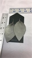 OF) CUTE LEAFY SHAPE DANGLE EARRINGS