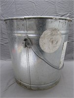 Metal Trashcan with Lid and Carrying Handle