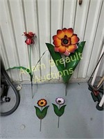 Four pieces metal flower lawn art