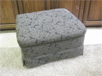 24"x 21"x 14" Rolling Ottoman W/Pull Out Table