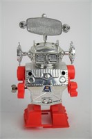 PLASTIC WIND UP TOY ROBOT