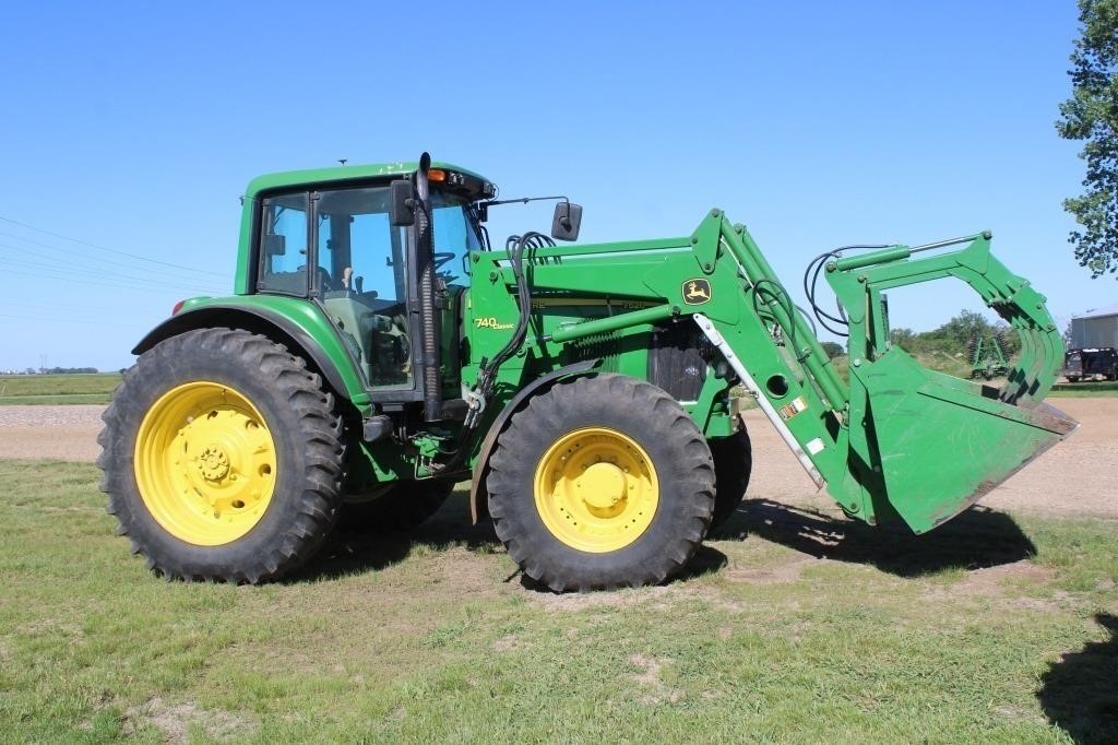 John Deere 7520 tractor with 740 Classic loader